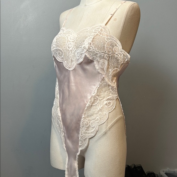 Vintage Delicates light pink polyester satin lace chemise size M - Picture 4 of 16